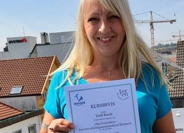 Etter 20 år i tung rus har Toril nå utdannet seg som erfaringskonsulent og er i stand til å hjelpe andre ut av rusen. – Jeg merker at bakgrunnen min gir meg tillit i rusmiljøet, sier Toril til Norge IDAG.
Foto: Privat / Toril Borch