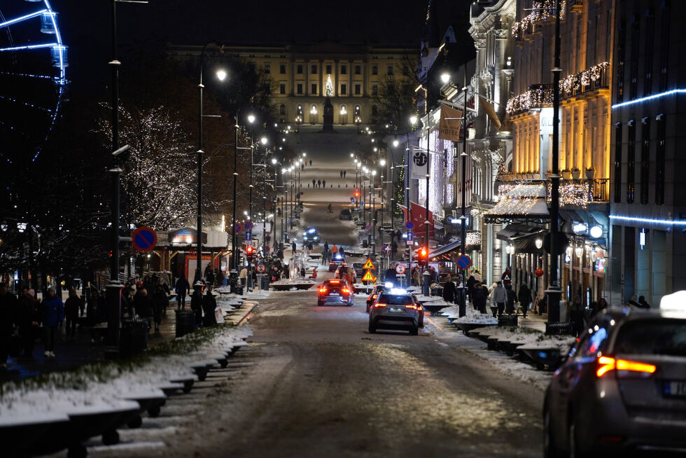 Slik så Karl Johan med Slottet i bakgrunnen ut etter at alt ble nedstengt for jul lørdag. Natt til mandag kom det et nytt kraftig snøfall over hovedstaden og mer er i vente.
 Foto: Ørn E. Borgen / NTB
