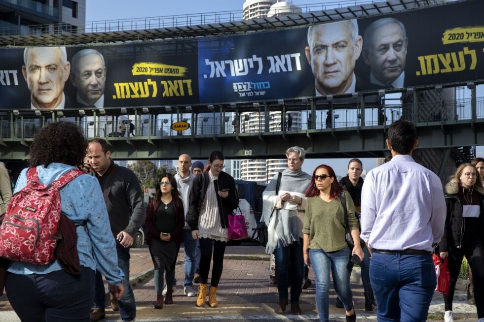 Israels statsminister Benjamin Netanyahu og leder for opposisjonspartiet Blått og hvitt Benny Gantz på en valgplakat i Ramat Gan.
 Foto: Oded Balilty/NTB Scanpix