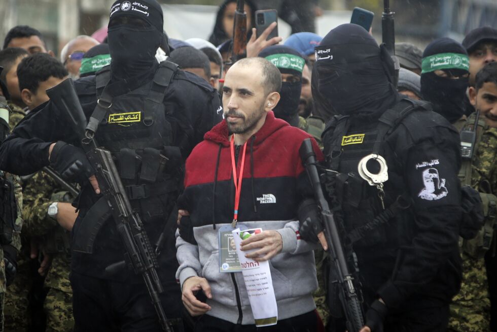 Det israelske gisselet Tal Shoham her omgitt av Hamas-terrorister før han ble frigitt 22. februar.
 Foto: NTB/AP/Jehad Alshrafi