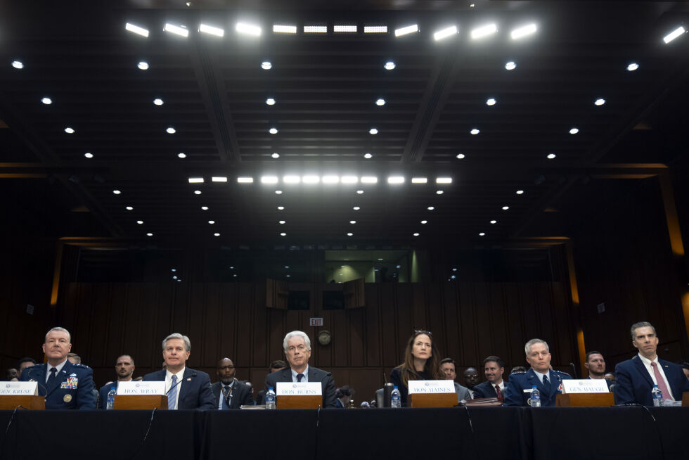 USAs etterretningstopper presenterte mandag sin trusselvurdering for 2024. Fra venstre lederen for USAs militære etterretningsorganisasjon (DIA), general Jeffrey Kruse, FBI-sjef Christopher Wray, CIA-sjef William Burns, øverste etterretningssjef Avril Haines, sjefen for USAs signaletterretning (NSA), Timothy Haugh, og viseutenriksminister for etterretning, Brett Holmgren.
 Foto: AP / NTB