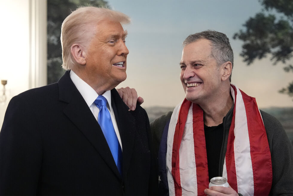 USAs president Donald Trump (t.v.) tok imot den løslatte amerikaneren Marc Fogel (t.h.) i Det hvite hus tirsdag. Onsdag blir en ny amerikaner løslatt, ifølge Trump.
 Foto: Alex Brandon / AP / NTB