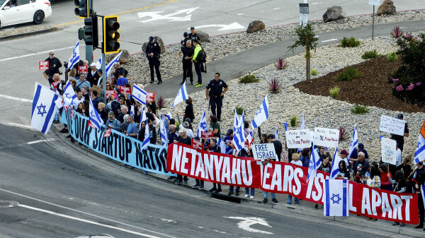 Netanyahu ba Musk få bukt med hatprat – møtt av demonstranter