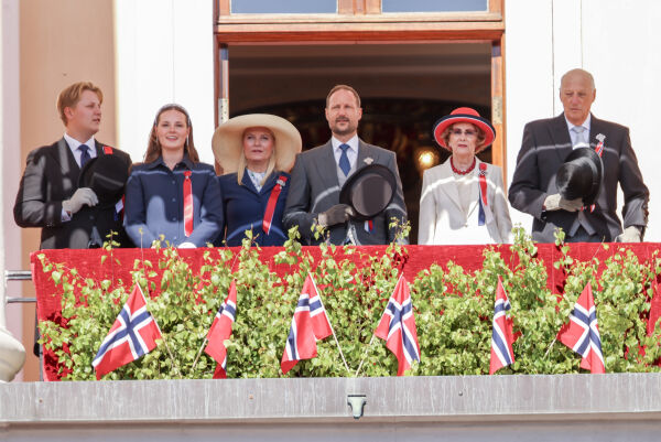 Kongefamilien på plass på Slottsbalkongen