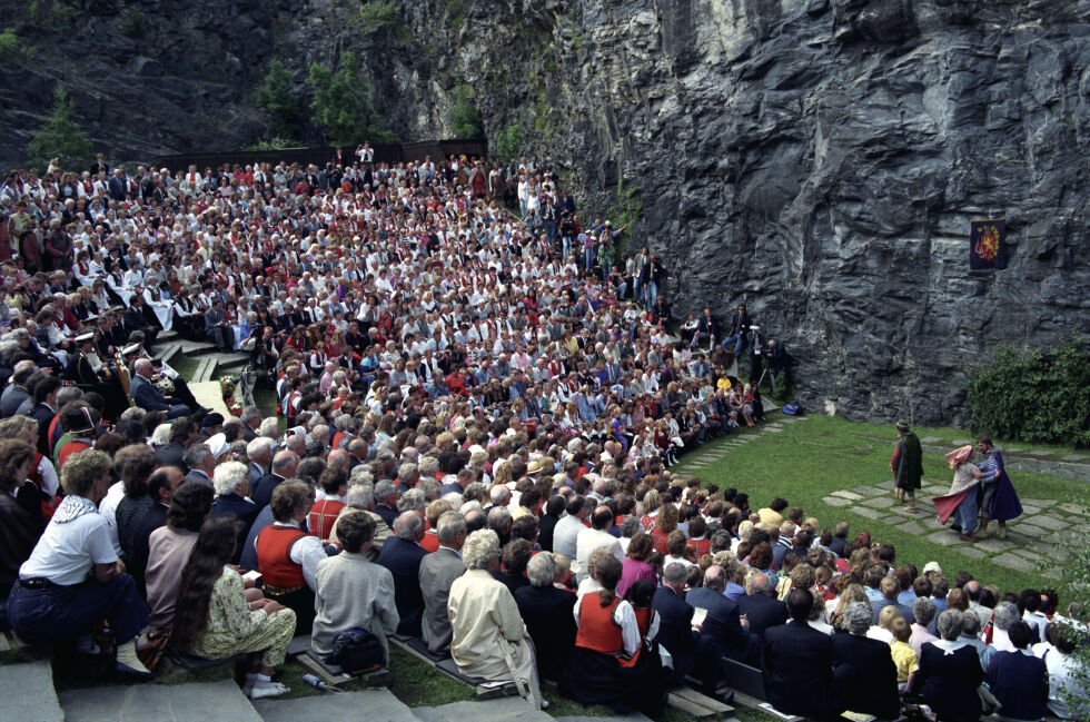 1000-ÅRSJUBILEUM: I 2024 er det 1000 år siden Olav den hellige innførte Kristenretten på Moster. Bildet er fra teaterstykket «Kristkongene på Moster» på Moster amfi under signingsferden til kongefamilien i 1991.
 Foto: Bjørn Sigurdsøn / NTB