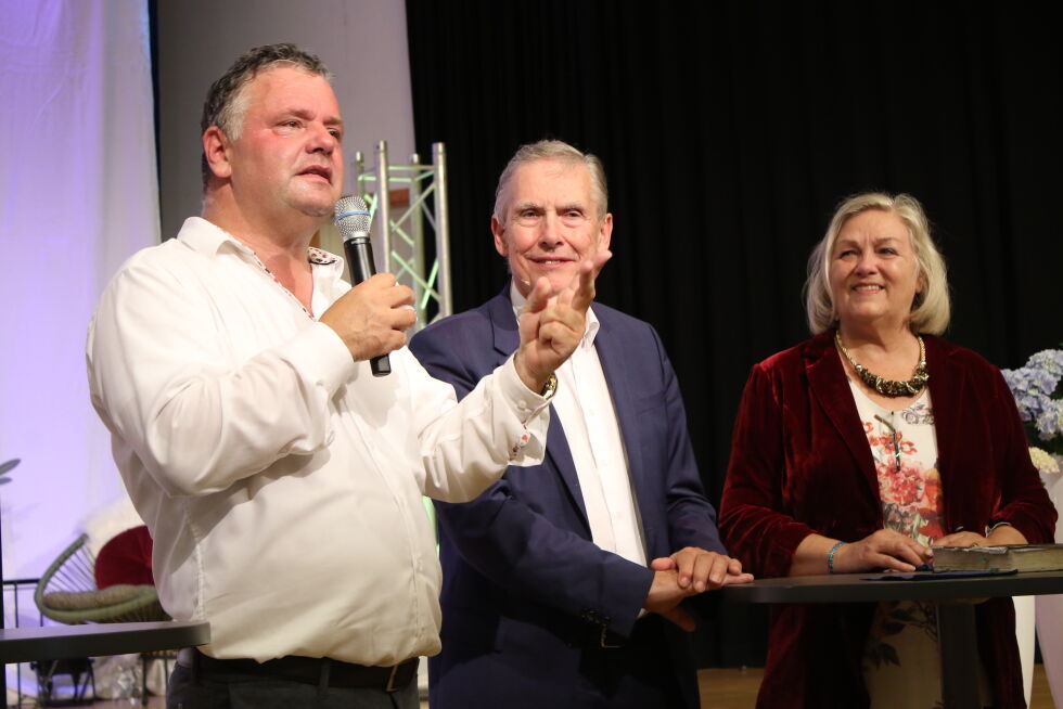 FRELSESBØNN: Jørn Strand (f.v.), Finn Jarle Sæle og Anita Apelthun Sæle avsluttet sommerstevnets siste møte med frelsesbønn og Fader Vår.
 Foto: Eli Bondlid