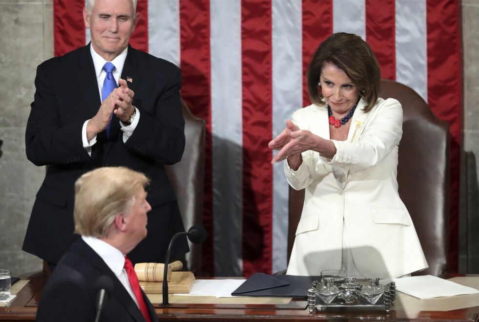 Nancy Pelosi, lederen av Representantenes hus, kunngjør i september at det skal startes riksrettsgranskning av president Donald Trump.
 Foto: Andrew Harnik/NTB Scanpix