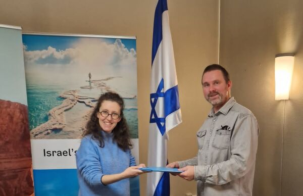Menighetsleder overleverte underskrifter ved Israels ambassade i Oslo