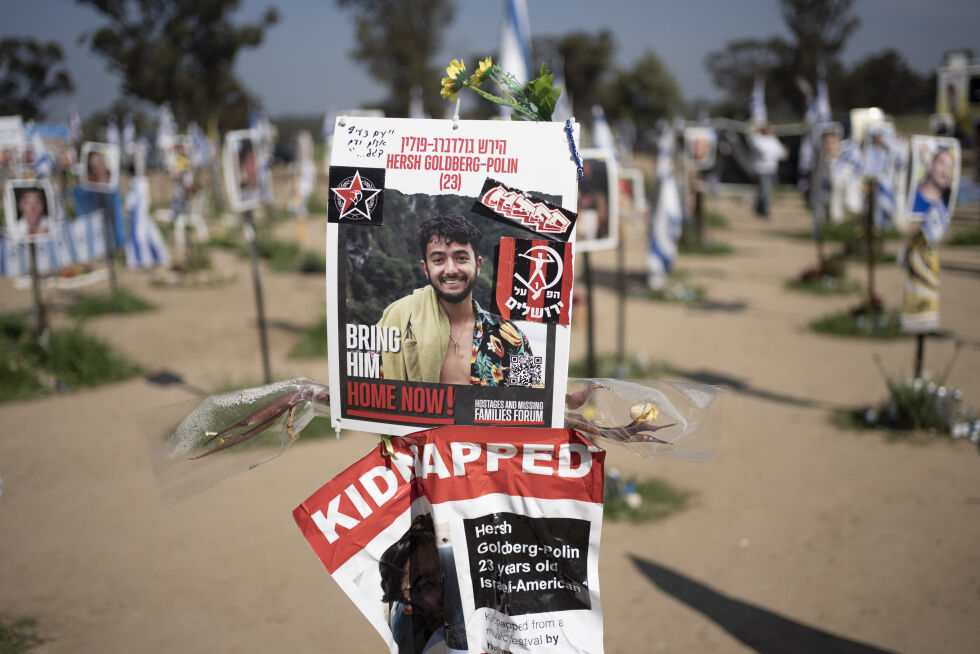 En plakat som viser israelsk-amerikanske Hersh Goldberg-Polin på et minnested for musikkfestivalen Nova, der han ble kidnappet til Gaza av Hamas 7. oktober 2023. Nylig la Hamas ut en video som skal vise at Goldberg-Polin fremdeles er i live.
 Foto: NTB/AP/Maya Alleruzzo