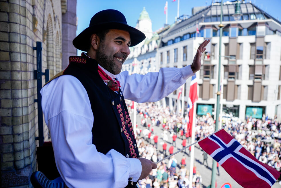 Stortingspresident Masud Gharahkhani (Ap) vinker til barnetoget fra stortingsbalkongen.
 Foto: Javad Parsa / NTB