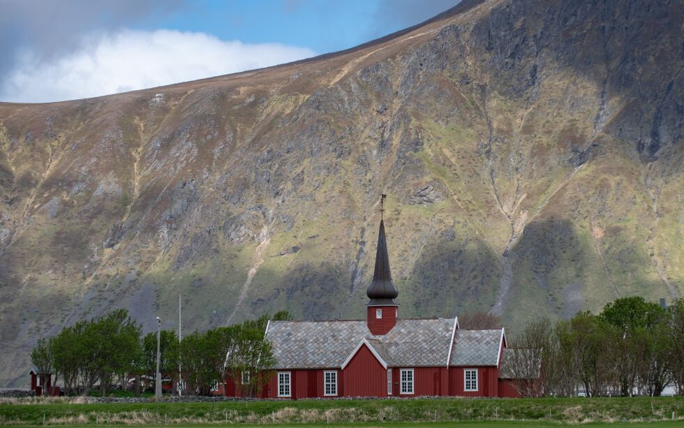 Medlemstallet synker fortsatt i Den norske kirke. På bildet ser vi Flakstad kirke kommune i Lofoten i Nordland. Den er bygget i tre og ble oppført i 1780.
 Foto: Einar Storsul / Unsplash