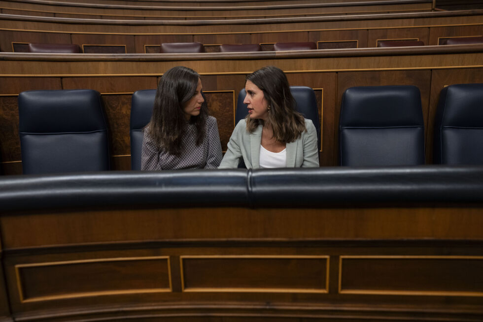 Ione Belarra, fungerende minister for sosiale rettigheter, til venstre, her sammen med Irene Montero, fungerende likestillingsminister i det spanske parlamentets underhus i Madrid.
 Foto: NTB/AP/Bernat Armangue