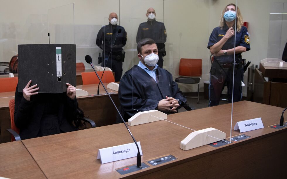 Den tyske kvinnen skjuler ansiktet for fotografene under rettssaken. Fredag anket aktoratet dommen som kvinnen fikk på ti års fengsel.
 Foto: NTB / AP