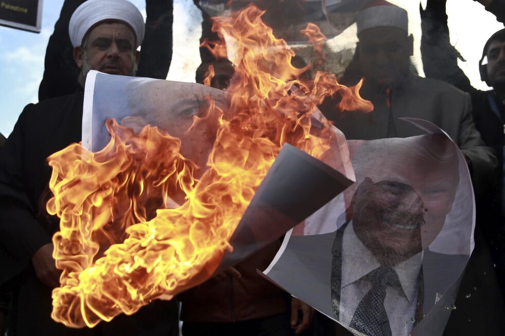 Palestinere brenner bilder av Trump og Netanyahu i Gaza by torsdag. Foto: AP / Khalil Hamra / NTB scanpix