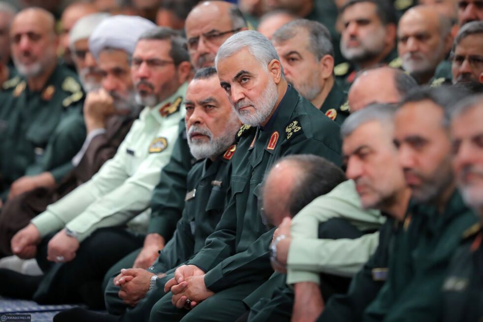 TERRORSTYRKER: Quds-styrkens øverste leder Qassim Soleimani er avbildet sammen med andre iranske militære ledere under et møte med Ayatollah Ali Khamenei i Teheran 2. oktober.
 Foto: AP / NTB Scanpix