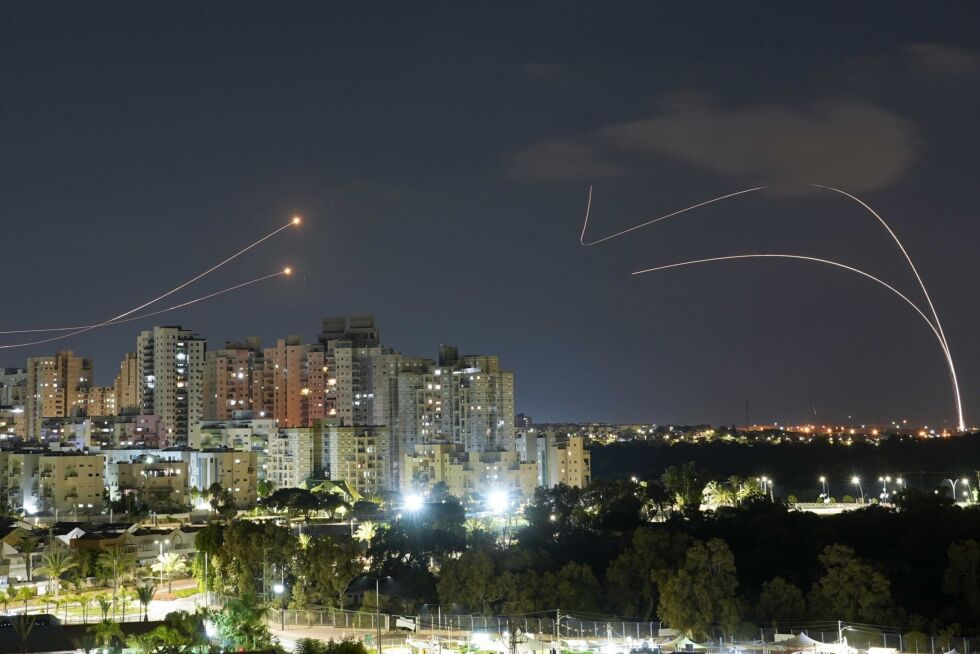 Iron Dome: Israels rakettforsvarssystem i aksjon for å avverge at Islamsk Jihads raketter når sine mål i Israel.
 Foto: NTB/AP Photo/Tsafrir Abayov