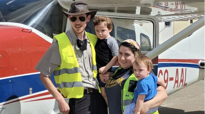 Ryan Koher med sin kone Annabel og to barn.
 Foto: Mission Aviation Fellowship (MAF)