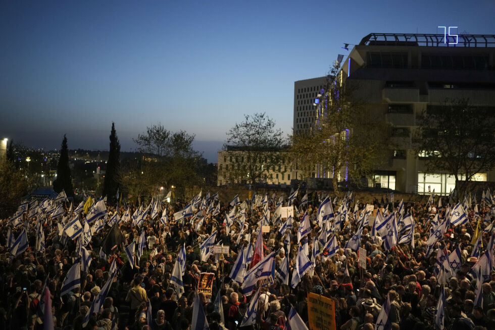 Demonstranter deltar i en protest mot regjeringen til statsminister Benjamin Netanyahu i Jerusalem.
 Foto: NTB/AP/Leo Correa