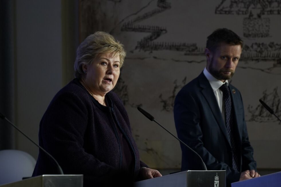Statsminister Erna Solberg og helseminister Bent Høie orienterer om videreføringen av korona-tiltakene, på en pressekonferanse tirsdag 24. mars.
 Foto: NTB Scanpix