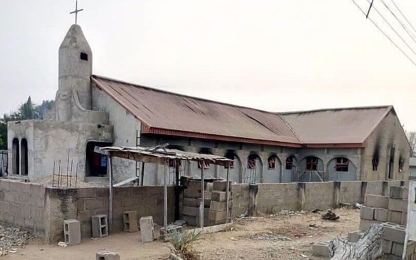 En kirke i staten Adamawa ble brent ned under nylige islamistiske angrep på kristne småbyer.
 Foto: Facebook