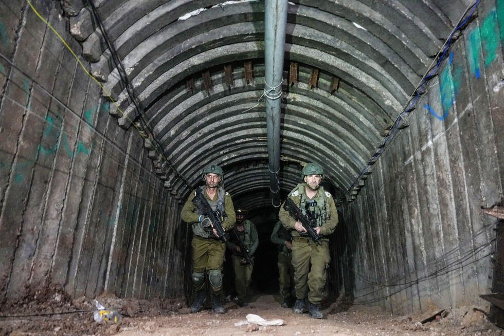 AMERIKANSK EKSPERT: Oppgaven med å nøytralisere disse tunnelene er langt fra over, da det er en utfordring som de fleste velutstyrte hærer i verden ganske enkelt ikke er forberedt på, ifølge amerikansk ekspert på krigføring.
 Foto: NTB (Israelske soldater i en Hamas-tunnel under Gaza)
