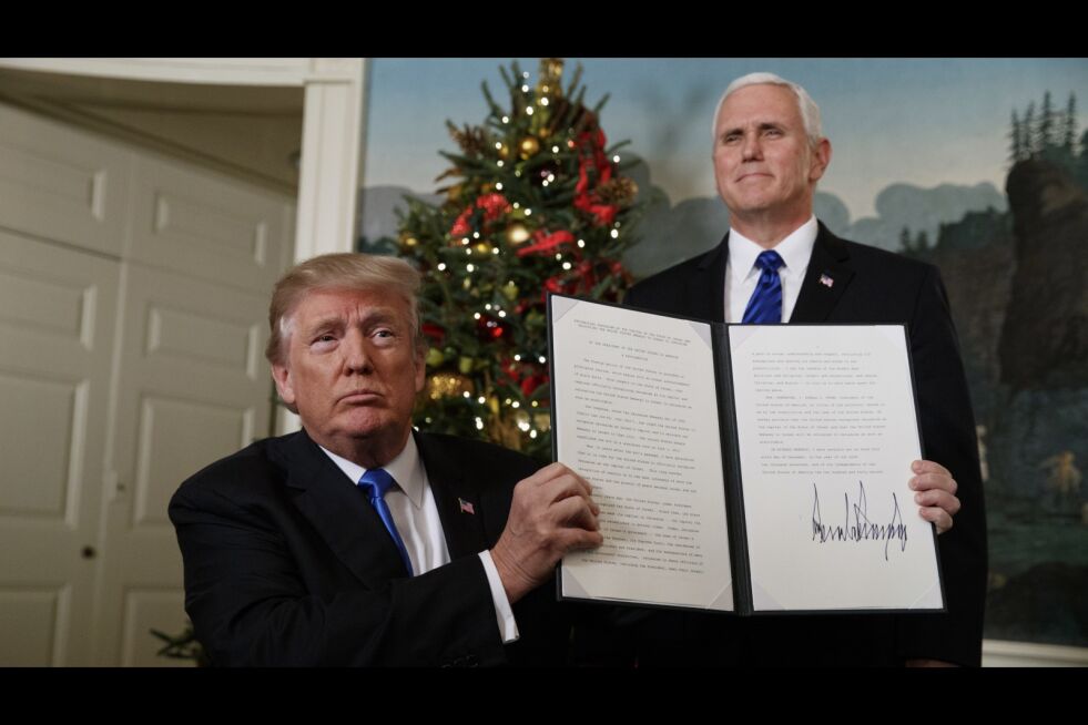 President Donald Trump og visepresident Mike Pence holder opp erklæringen der USA offisielt anerkjenner at Jerusalem er Israels hovedstad.
 Foto: AP / NTB Scanpix
