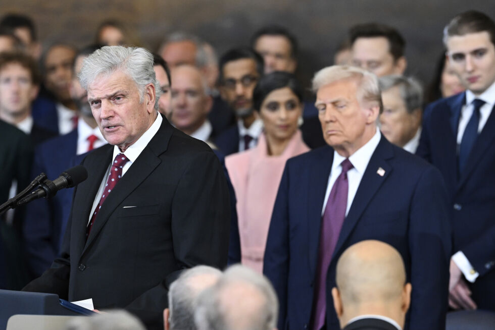 Påtroppende president Donald Trump sammen med evangelistpresident for Samaritan's Purse, Franklin Graham, til venstre. Graham ba under den 60. presidentinnsettelsesseremonien i rotunden på U.S. Capitol i Washington, mandag 20. januar 2025.
 Foto: Saul Loeb / Pool-bilde via AP