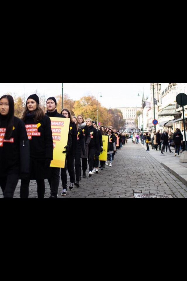 FRIHETSMARSJ: A21 mobiliserte til marsj mot slaveri i 13 byer. Her går markeringen av stabelen i Oslo. Foto: A21 / Facebook