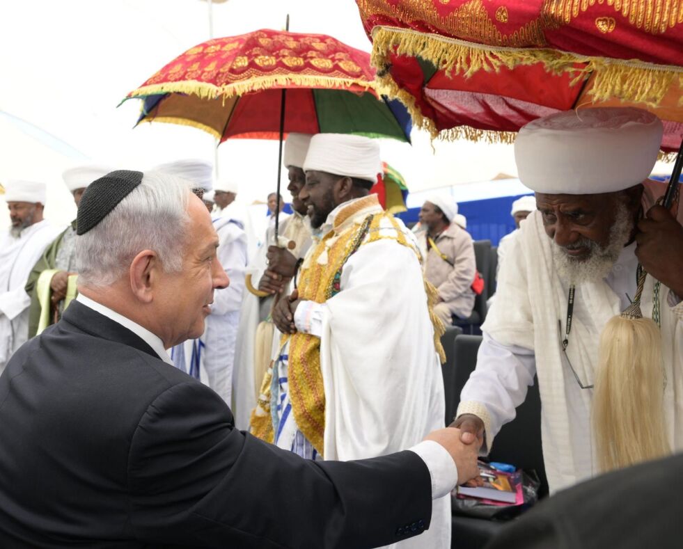 Statsminister Benjamin Netanyahu hilste på de religiøse lederne for det etiopiske samfunnet i Israel.
 Foto: Amos Ben-Gershom (GPO)