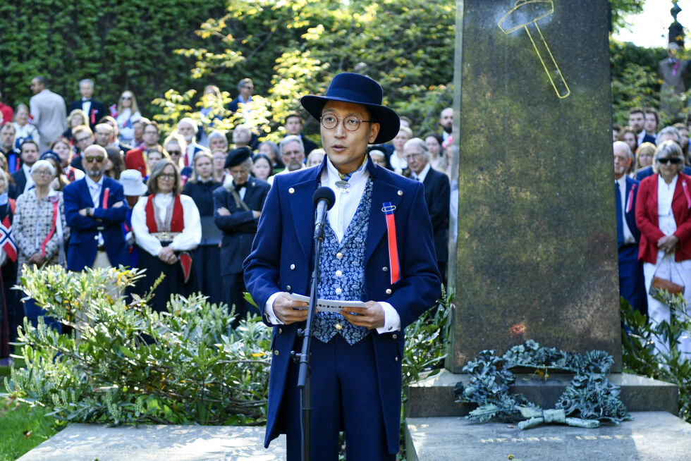 Danby Choi holdt 17. mai-tale ved Henrik Ibsens grav på Vår Frelsers gravlund i Oslo.
 Foto: Rodrigo Freitas / NTB