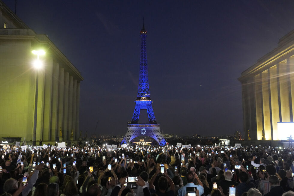 Eiffeltårnet er opplyst med Israels farger etter en demonstrasjon i en støttedemonstrasjon for Israel, mandag 9. oktober 2023 i Paris, to dager etter at Hamas-terrorister startet et angrep på Israel som drepte mer enn 1.200 mennesker.
 Foto: Michel Euler/Ap/NTB