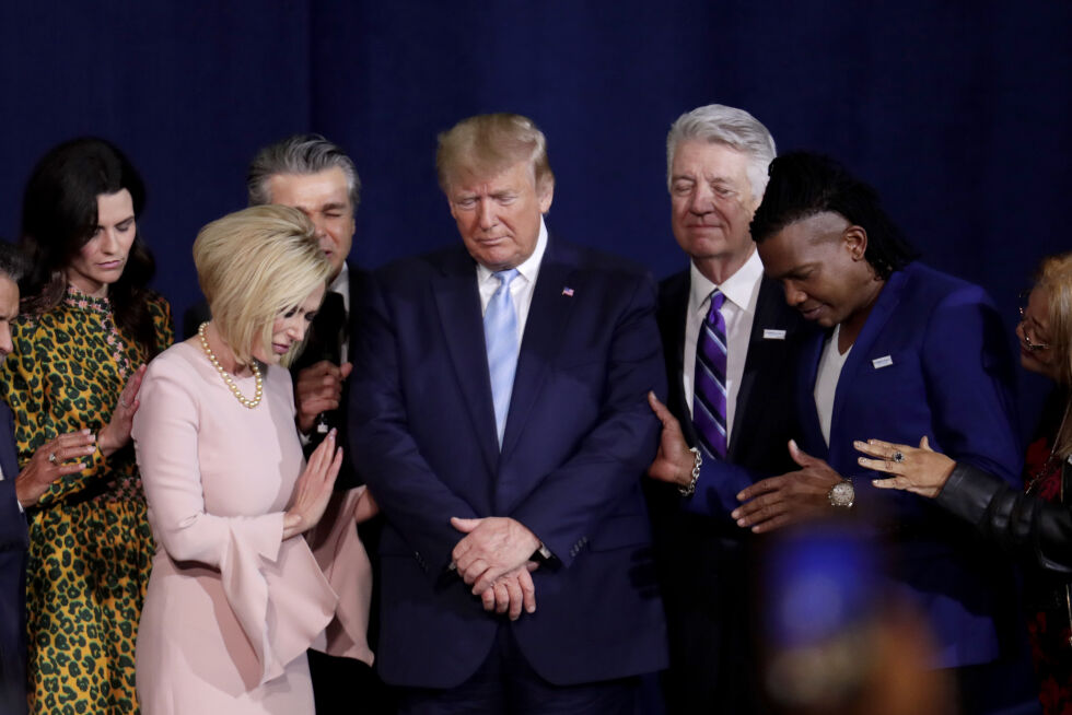 Paula White ber for Donald Trump i King Jesus International Ministry church i Miami, fredag 3. januar 2020.
 Foto: AP Photo/Lynne Sladky, File/NTB.