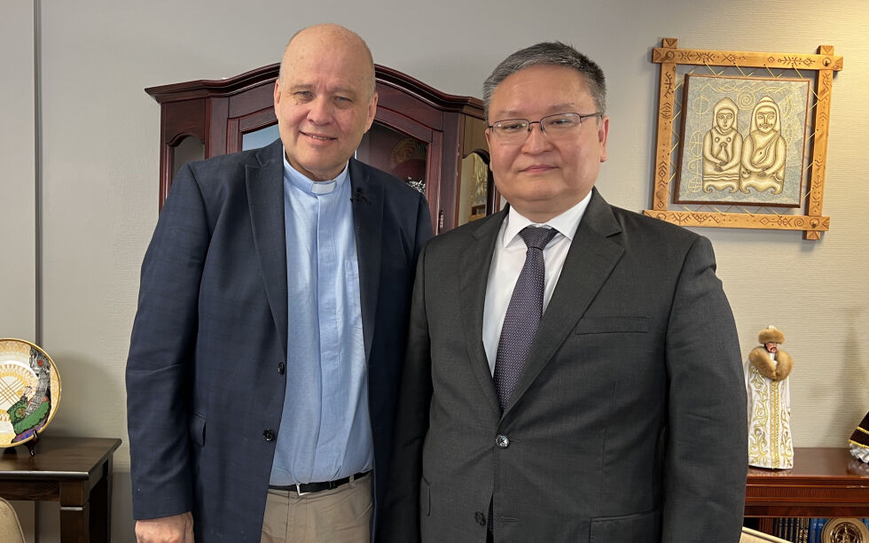 Mandag 28. november 2022 er Kasakhstans ambassadør til Norge, Yerkin Akhinzhanov (t.h.) gjest i Hovedstaden med pastor Torp for fjerde gang.
 Foto: Oslokirken