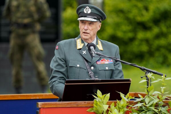 Kong Harald ser viktig koronabudskap i feiringen av 8. mai