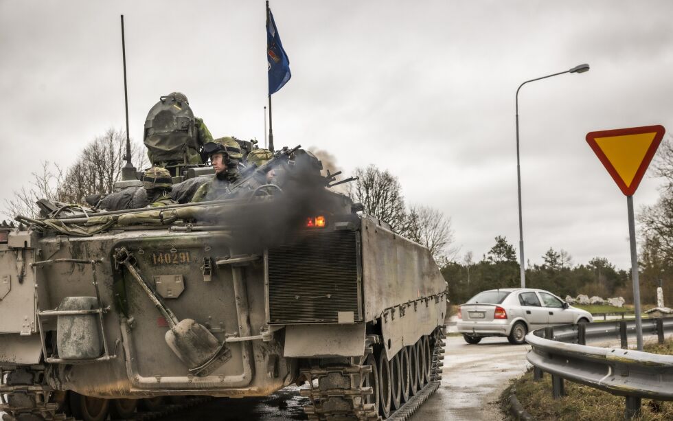 Svenske soldater patruljerer i en stridsvogn i Visby nord på Gotland søndag. Russlands mobilisering ved grensen til Ukraina og den spente situasjonen i Europa gjør at det svenske forsvaret øker sitt synlige nærvær på hjemmebane.
 Foto: Karl Melander/TT News Agency via AP / NTB