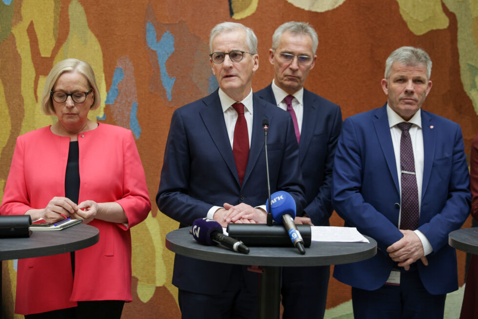 Statsminister Jonas Gahr Støre (Ap) sammen med Sps parlamentariske leder Marit Arnstad, Jens Stoltenberg (Ap) og Bjørnar Skjæran (Ap) under pressekonferansen torsdag ettermiddag.
 Foto: Amanda Pedersen Giske / NTB