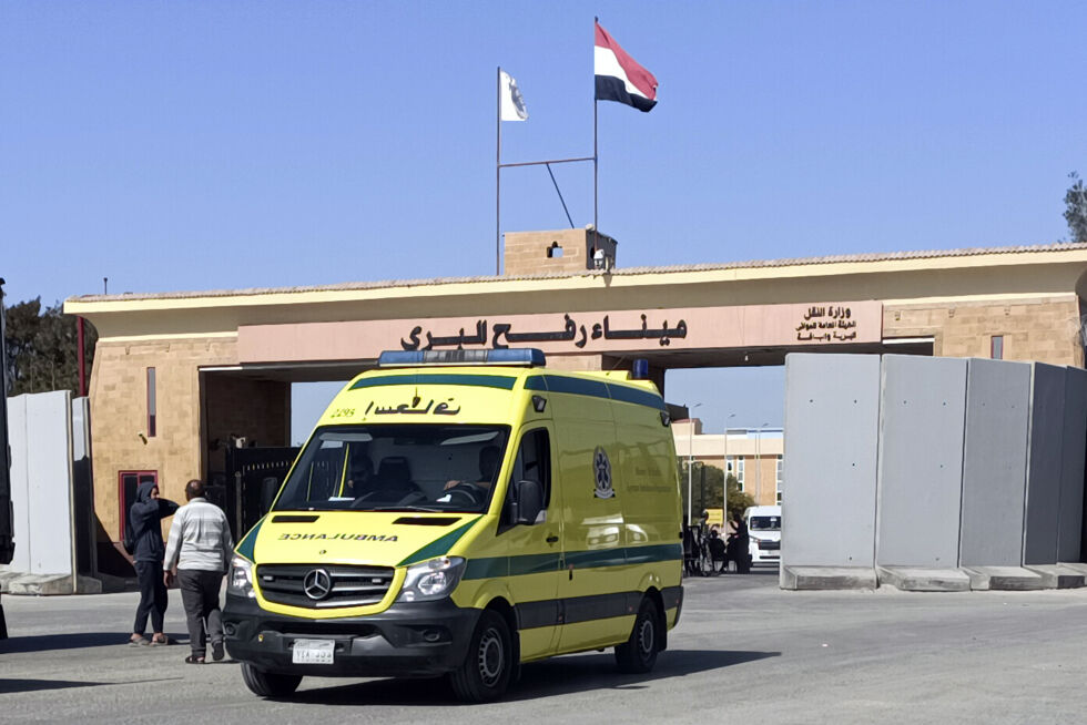 En ambulanse ved grenseovergangen i Rafah, mellom Egypt og Gaza,  fotografert 3. april 2024.
 Foto: NTB/AP/Ahmed Abudraa