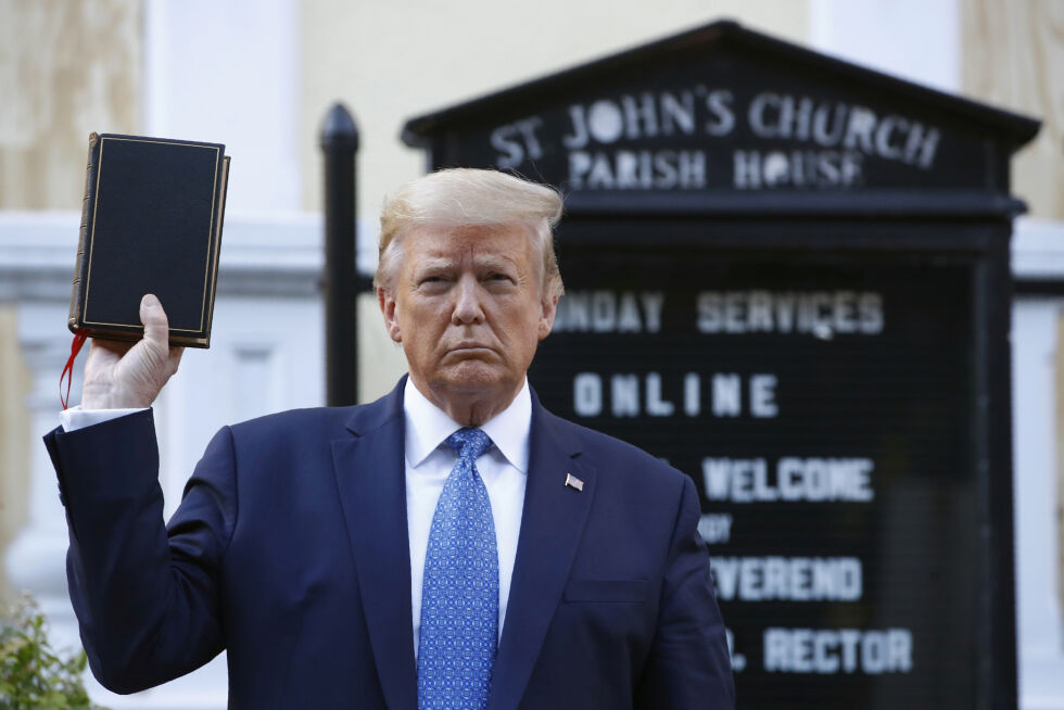 Donald Trump viser fram Bibelen utenfor St. John's Church  i Washington i 2020.
 Foto: NTB/AP/Patrick Semansky