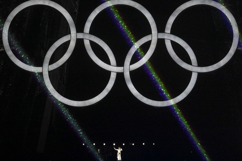 Celine Dion opptrer i Eiffeltårnet under åpningsseremonien til Paris sommer-OL på Trocadero-arenaen i Paris, 26. juli 2024.
 Foto: NTB