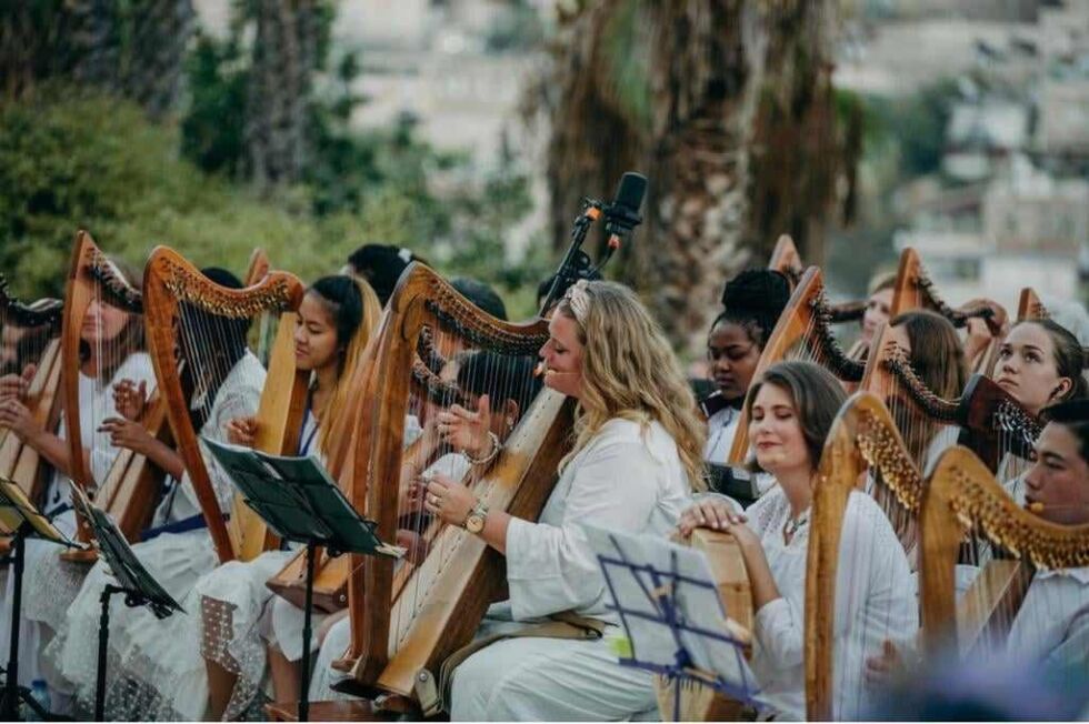 Kate Hess, som sammen med mannen sin Tom er leder av Jerusalem House of Prayer for All Nations, er kjent for å bruke de bibelske harpene i lovsang og tilbedelse til Gud. Her fra et arrangement under Bønnehusets årlige konferanse i 2022. Også i år vil det arrangeres møter ved trappene opp til Tempelplassen, like utenfor murene til Jerusalems gamleby.
 Foto: Jerusalem House of Prayer for All Nations.