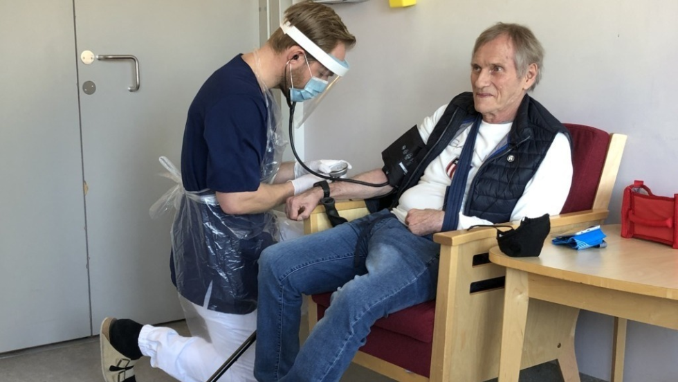 FIKK GOD HJELP: Magnus Hågå sjekker blodtrykket til Bjørn Gjellum. Det er en del av den ukentlige treningen på Aker.
 Foto: Privat