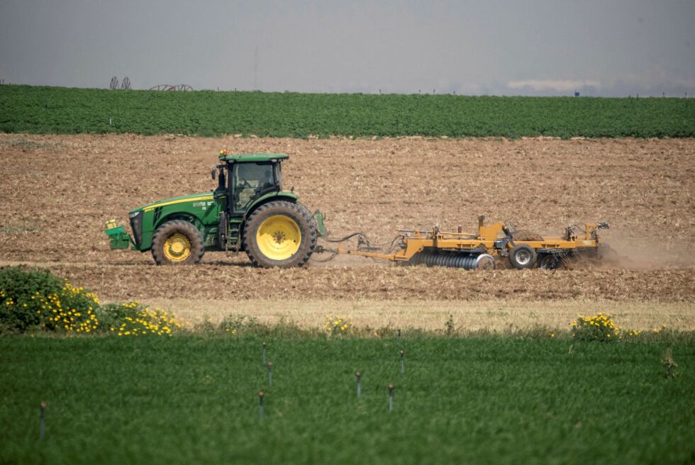 En traktor pløyer åkrer i Israel.
 Foto: Kobi Richter/TPS