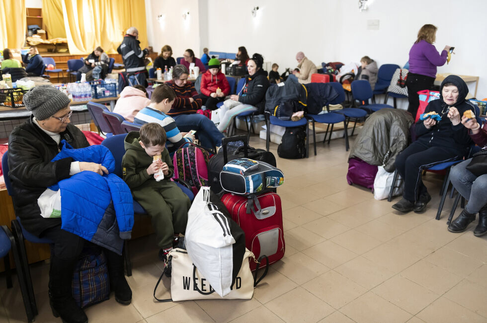 Flyktninger fra Ukraina på et hjelpesenter i Beregsurany, i nærheten av grensen mellom Ukraina og Ungarn.
 Foto: Attila Balazs/MTI via AP