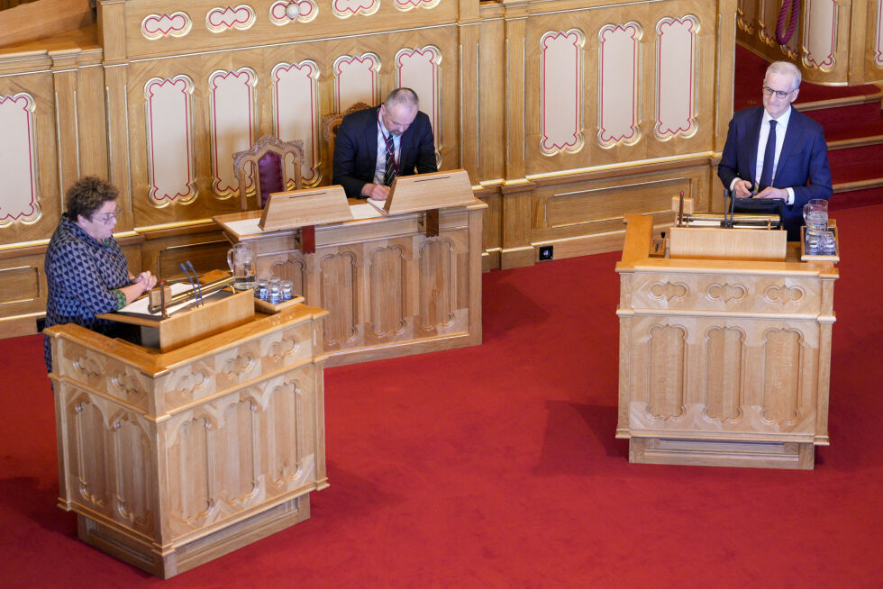 Partileder i Kristelig Folkeparti Olaug Vervik Bollestad og statsminister Jonas Gahr Støre (Ap) under Stortingets muntlige spørretime onsdag.
 Foto: Javad Parsa / NTB