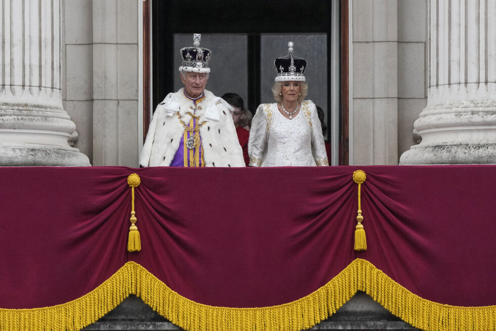 Kong Charles og dronning Camilla mottar folkets hyllest på balkongen til Buckingham Palace etter kroningsseremonien.
 Foto: Frank Augstein / AP / NTB