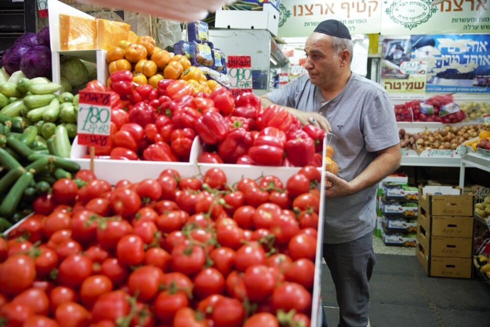 Grønnsaksbod på markedet i Mahane Yehuda i Jerusalem. Israelske forskere har utviklet tomater som har mindre behov for vann.
 Foto: Yehonatan Valtser/TPS