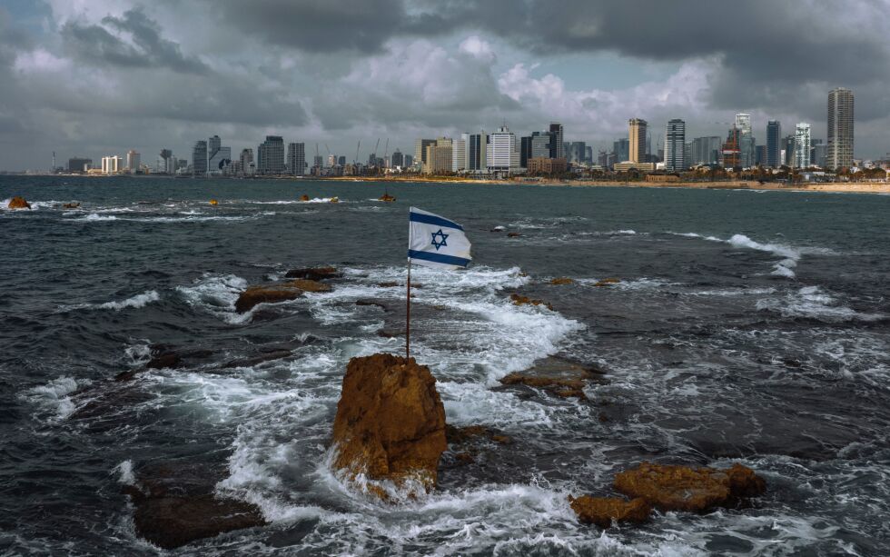 Et israelsk flagg i Middelhavet utenfor kysten av Tel Aviv, Israel, søndag 26. mars 2023.
 Foto: NTB/AP/Oded Balilty