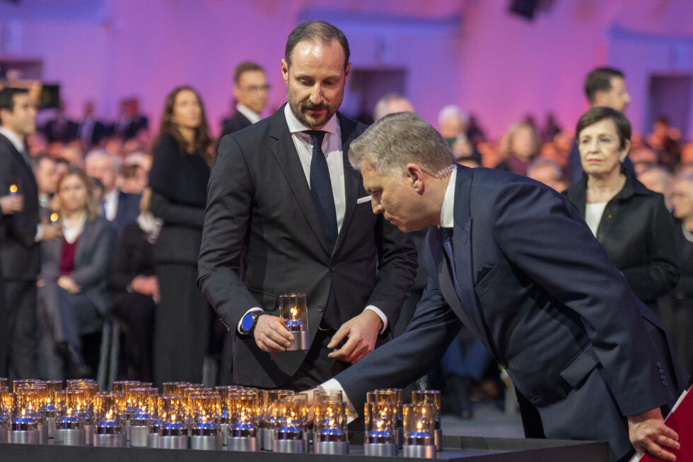 Kronprins Haakon legger ned lys under minneseremonien i Auschwitz på den internasjonale Holocaustdagen 27. januar.
 Foto: Heiko Junge / NTB