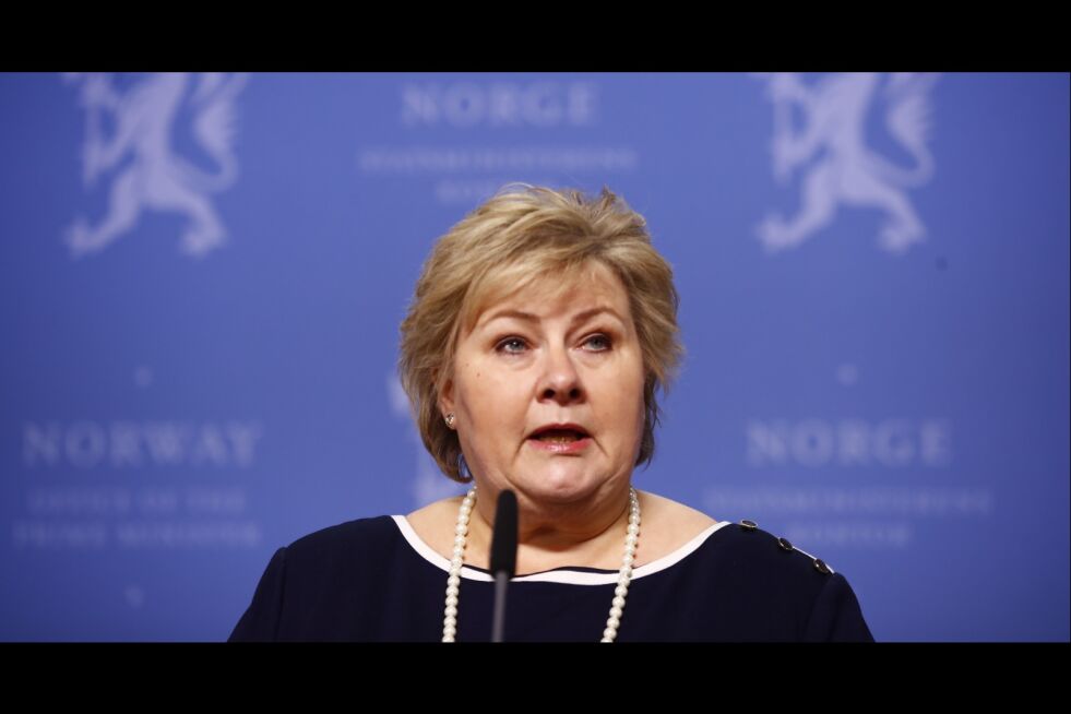 KORONA: Statsminister Erna Solberg orienterte om nye tiltak på en pressekonferanse i Oslo lørdag kveld. Foto: Terje Pedersen / NTB scanpix