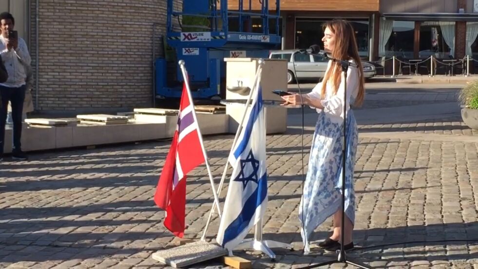 Alexandra Rivertz sang den Israelske nasjonalsangen for begeistrede tilhører.
 Foto: Privat